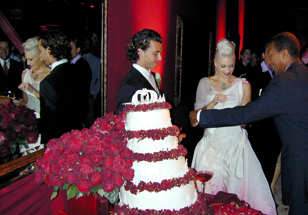 Este original vestido degradado en blanco y rosa fue diseñado por John Galliano, de la casa Dior.