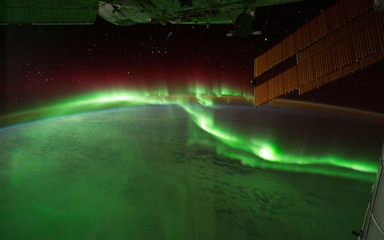 <b>Fuego en el cielo y en la tierra. </b>Esta es la aurora austral, o "luces del sur", en el Océano Índico el 17 de septiembre de 2011. "Estos espectáculos de luces son provocados por energía del Sol y alimentados por partículas cargadas eléctricamente atrapadas en el campo magnético de la Tierra... En este caso, el espacio alrededor de la Tierra se agitó por una explosión de gas caliente del Sol... que salió del Sol el 14 de septiembre de 2011", señala la
<b><a href="https://earthobservatory.nasa.gov/images/52287/fire-in-the-sky-and-on-the-ground" target="_blank">NASA</a></b>.
<br>