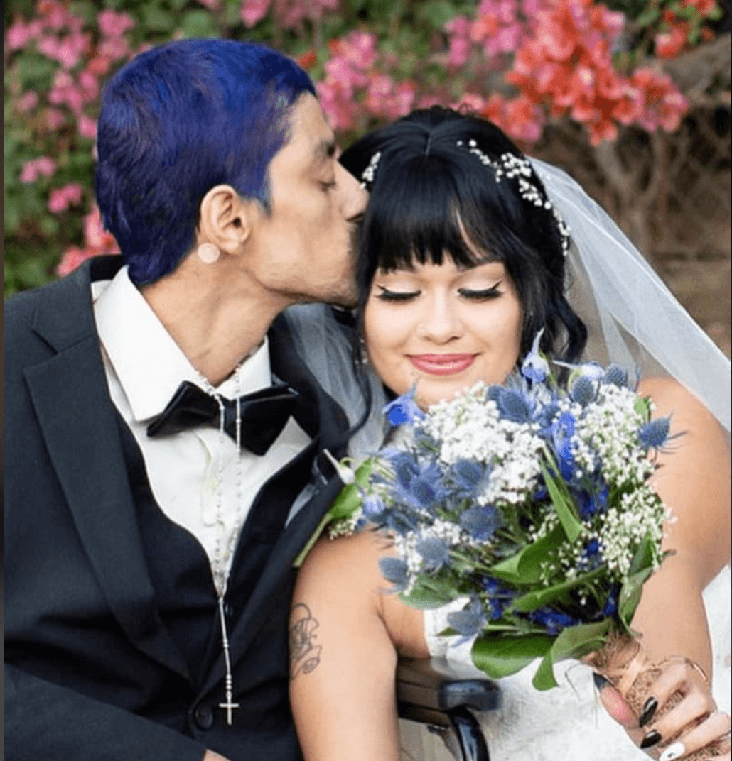 A pesar de estar paralizado de la cintura para abajo debido a su enfermedad, Jonathon se casó con su novia, a quien sus amigos llaman "Blue" (azul) el 11 de noviembre.