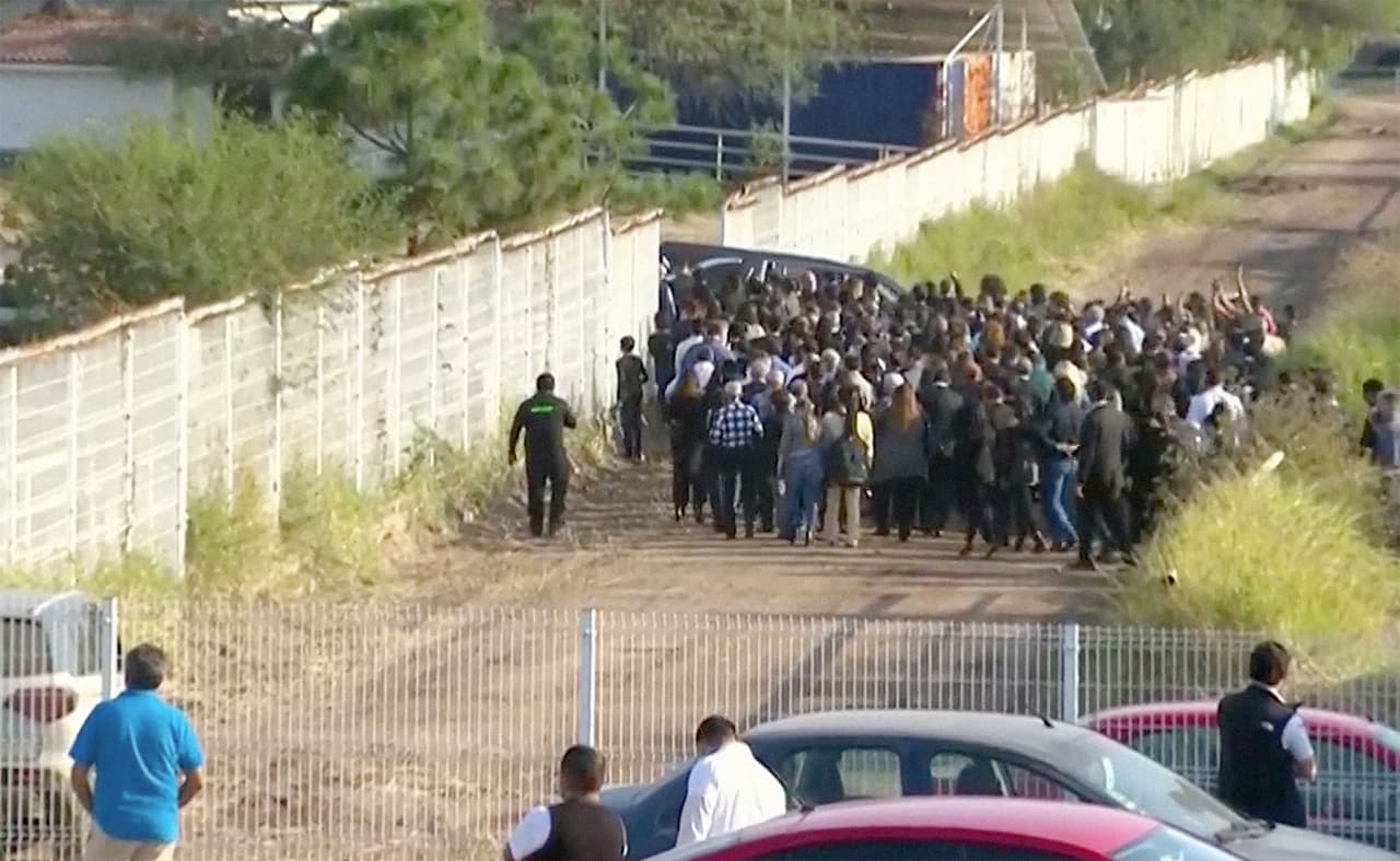 Al finalizar la misa, el cuerpo fue llevado a un sepelio privado para la familia en el rancho Los Tres Potrillos.
<br>
<br>Fernández fue hospitalizado en agosto pasado por una infección renal y por una lesión en las cervicales consecuencia de una caída que sufrió en su rancho. Desde entonces, permaneció internado y sus dolencias físicas fueron en aumento.