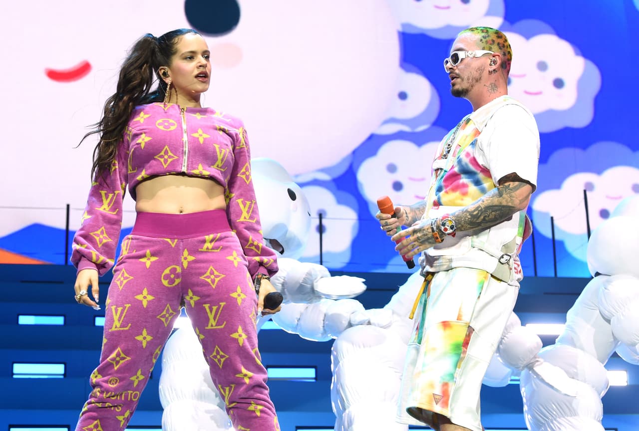 Al parecer, el mexicano sigue una de las tendencias de las últimos años. En 2019, J Balvin apareció en el Festival de Coachella con el cabello teñido y un estampado estilo 'animal print'.