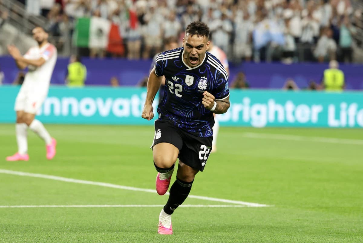 Lautaro Martínez, de Argentina, corre celebrando una anotación durante el primer tiempo del encuentro.