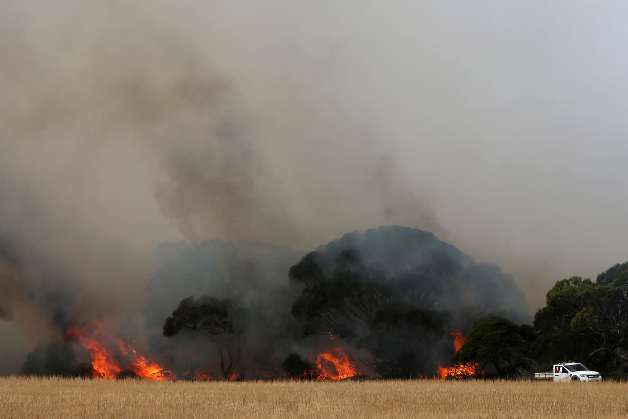 En la imagen se ve la camioneta de la familia Morris que junto con los bomberos combaten incendios forestales en el borde de su granja este 11 de enero de 2020 en Karatta, Australia.