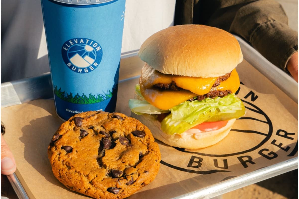 <b>Elevation Burger</b>
<br>🍪Los clientes que realicen un pedido en línea o acudan a las sucursales físicas, podrá llevarse una galleta con chispas de chocolate completamente gratis. Mencionar "Cookie Day".
<br>📍Consulta sucursales en su página web. locations.elevationburger.com/site-map