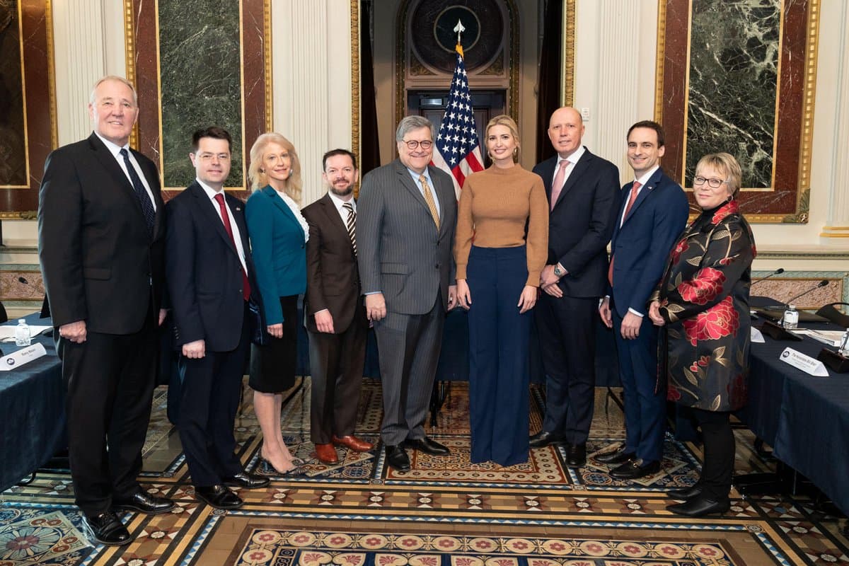 El ministro de Asuntos Internos de Australia participó la pasada semana en una reunión en Washington D.C. En la foto se ve junto a Ivanka Trump y próximo a William Barr.
