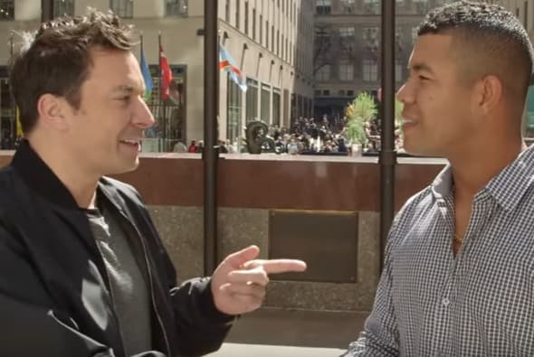 José Quintana le da clases de español a Jimmy Fallon