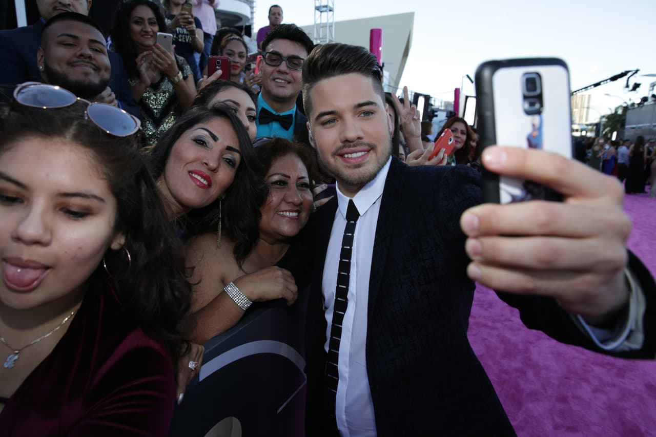 William Valdez siempre atento a sus fans.