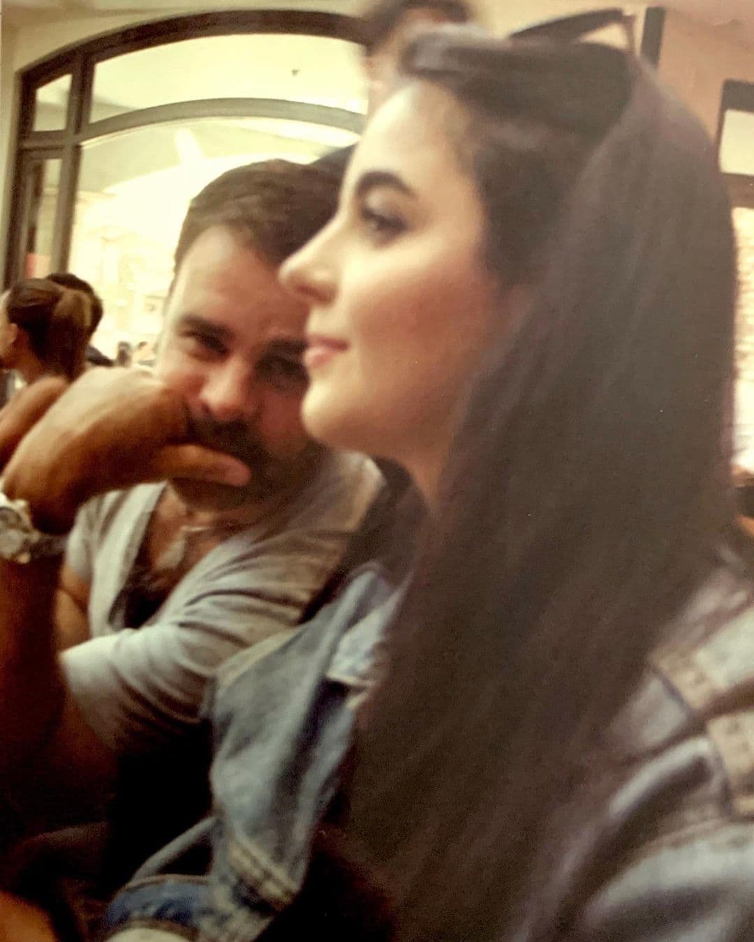 Respecto a cómo la apoya su padre, Eduardo Capetillo, de 52 años, dijo que la ha dejado avanzar en su vida sin trabas, pues una de sus filosofías es que sus hijos "tienen que aprender y tienen que equivocarse". "Le agradezco mucho que no sea un papá controlador, porque me he sentido con más libertad en mi carrera”, aseveró Ana Paula.