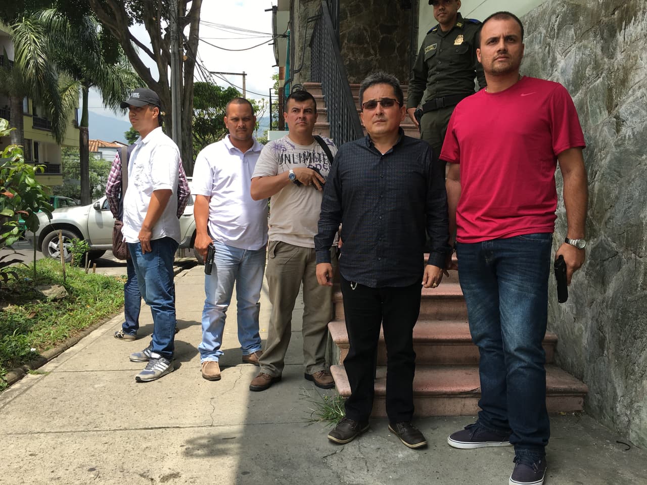 Fernando Quijano, rodeado de sus guardaespaldas. El excomandante de una guerrilla urbana de Medellín que lleva años buscando la paz entre las bandas criminales de la ciudad está amenazado.