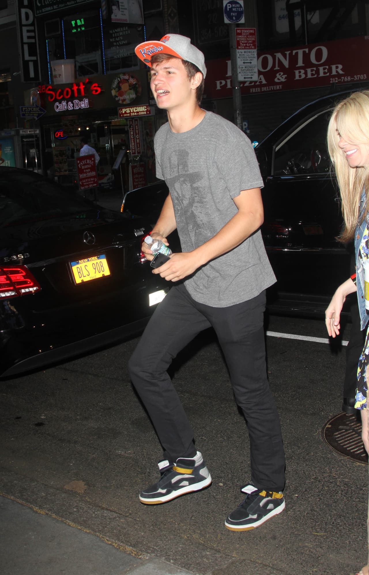 Con un estilo hipster y muy cómodo va Ansel Elgort al colegio a seducir a sus compañeras. Con una playera y jeans a juego, sólo incluye una gorra para lucir un gran estilo.