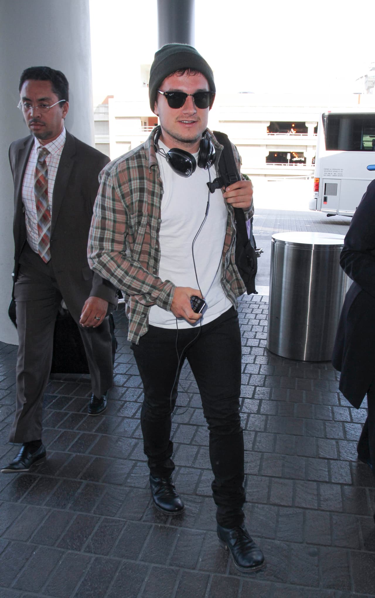 Para los músicos, el estilo de Josh Hutcherson es más que perfecto: lentes oscuros, jeans, playera blanca bajo una camiseta a cuadros abierta y un fulminante gorro. ¡Serás la envidia de tus compañeros!