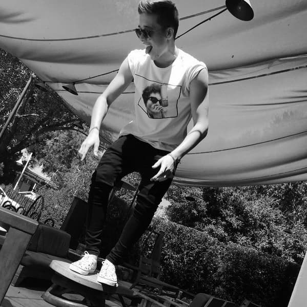 Y el mayor, Brooklyn Beckham, adquirió lo fashionista de su madre y su madre. Por eso usa 'top tanks' con mucho estilo.