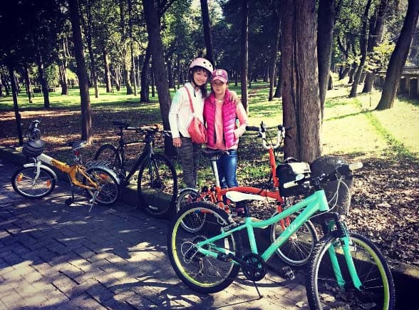 Los fines de semana están llenos de diversión en la familia Legarreta. A las pequeñas Mía y Nina les gusta mucho andar en bicicleta.