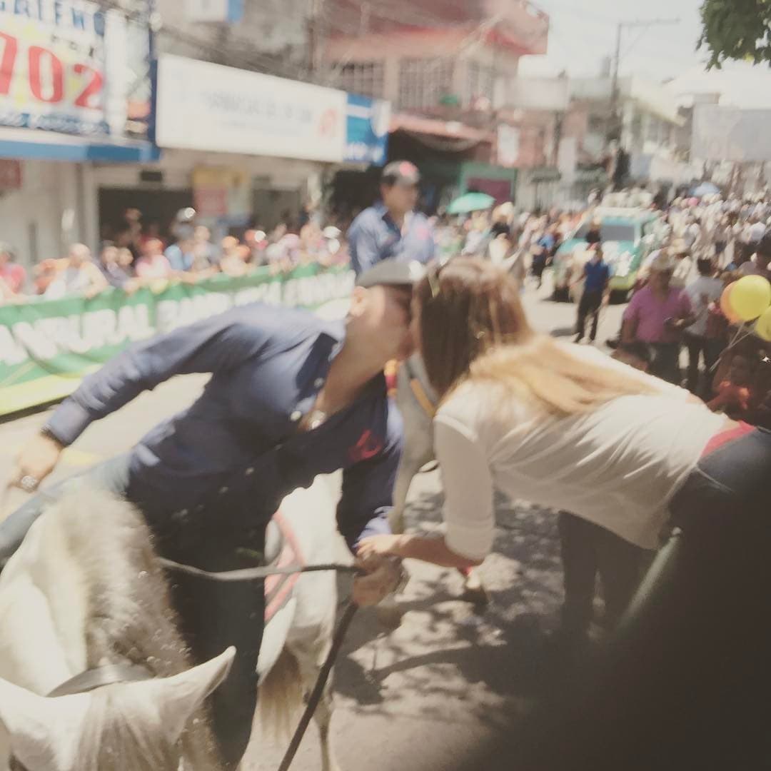 Pero la felicidad les duró muy poco, después de más de tres años de noviazgo ambos decidieron poner fin a su relación para enfocarse en sus carreras.