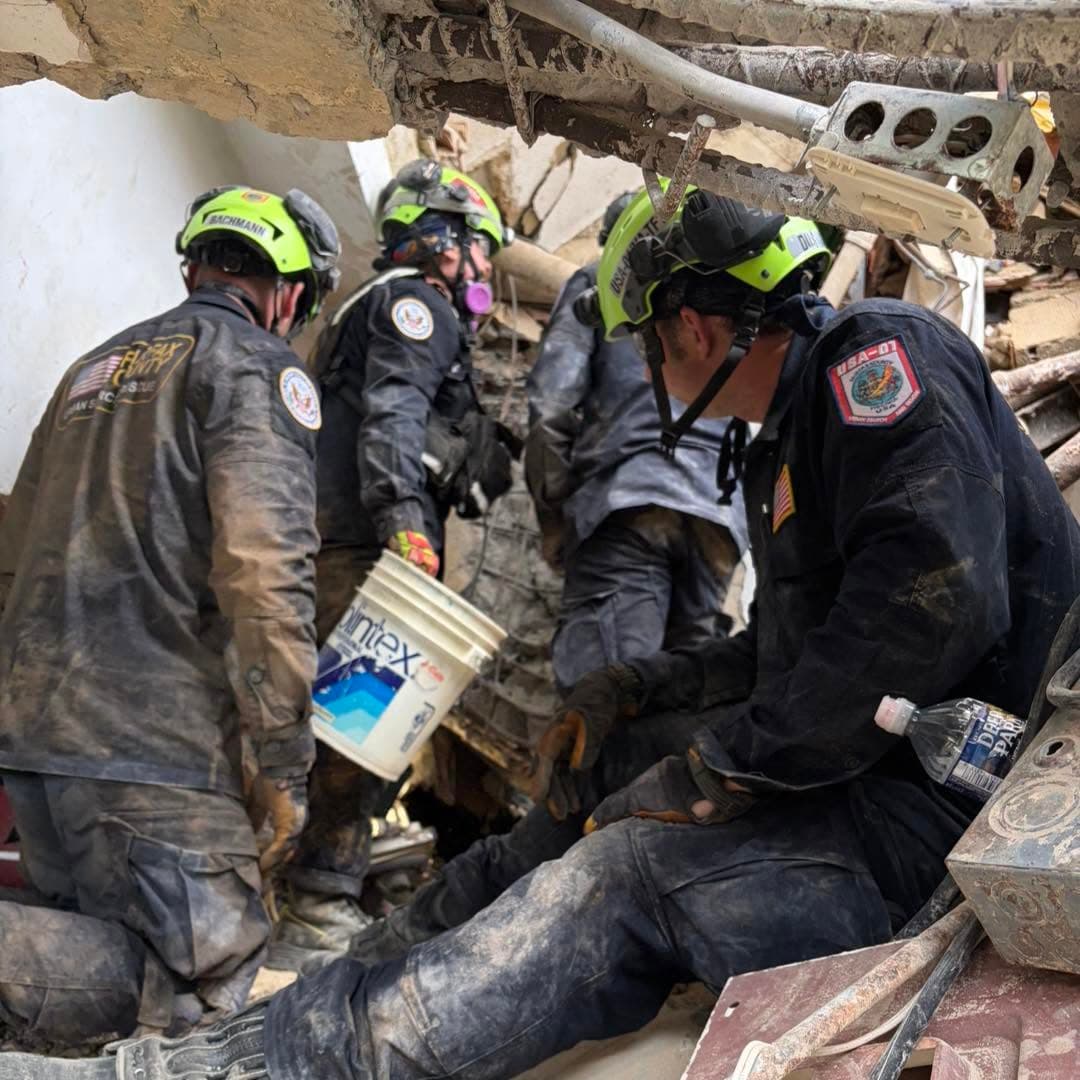 Las autoridades mantienen las operaciones de rescate mientras el número de víctimas continúa aumentando conforme avanzan las labores. Los
<b>integrantes de USA-1 aseguraron que permanecerán en la misión hasta completar las tareas de búsqueda</b> asignadas por las autoridades.