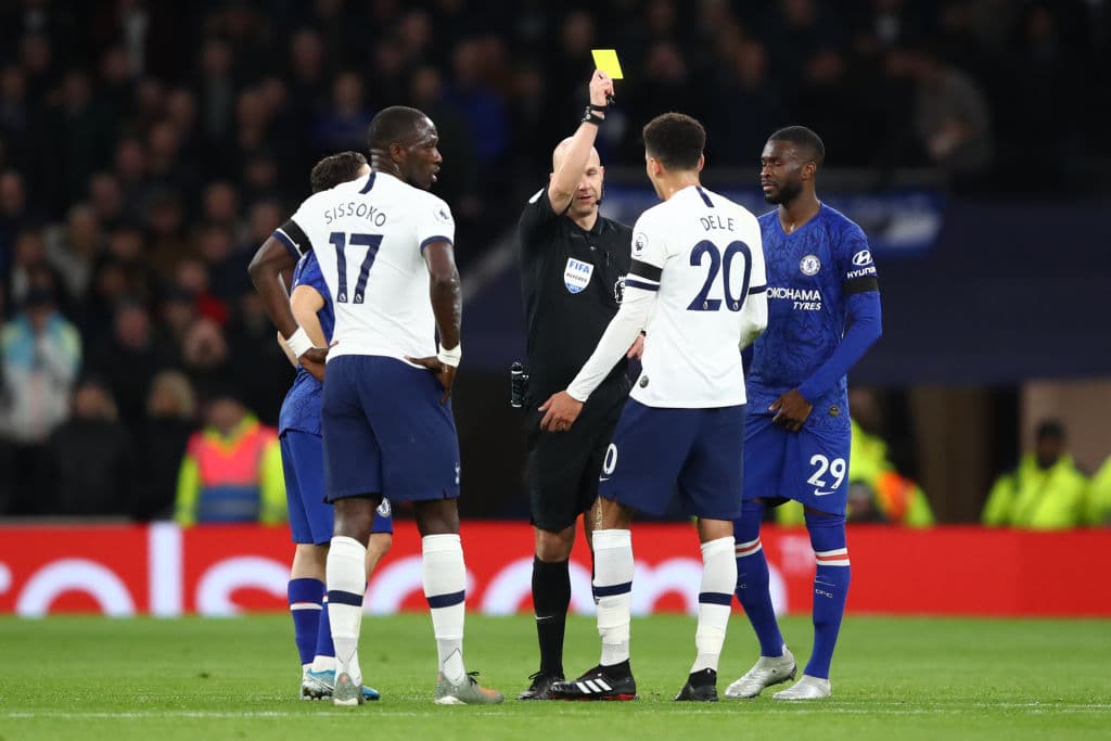 Chelsea vence al Tottenham 2-0 con dos goles de Willian. La escuadra de Mourinho sigue sin definir bien la delantera y le quitan el invicto en casa.
