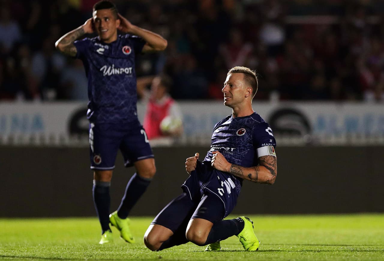 Cristian 'Polaco' Menéndez tuvo una de las más claras para los Tiburones Rojos pero su remate se fue desviado.