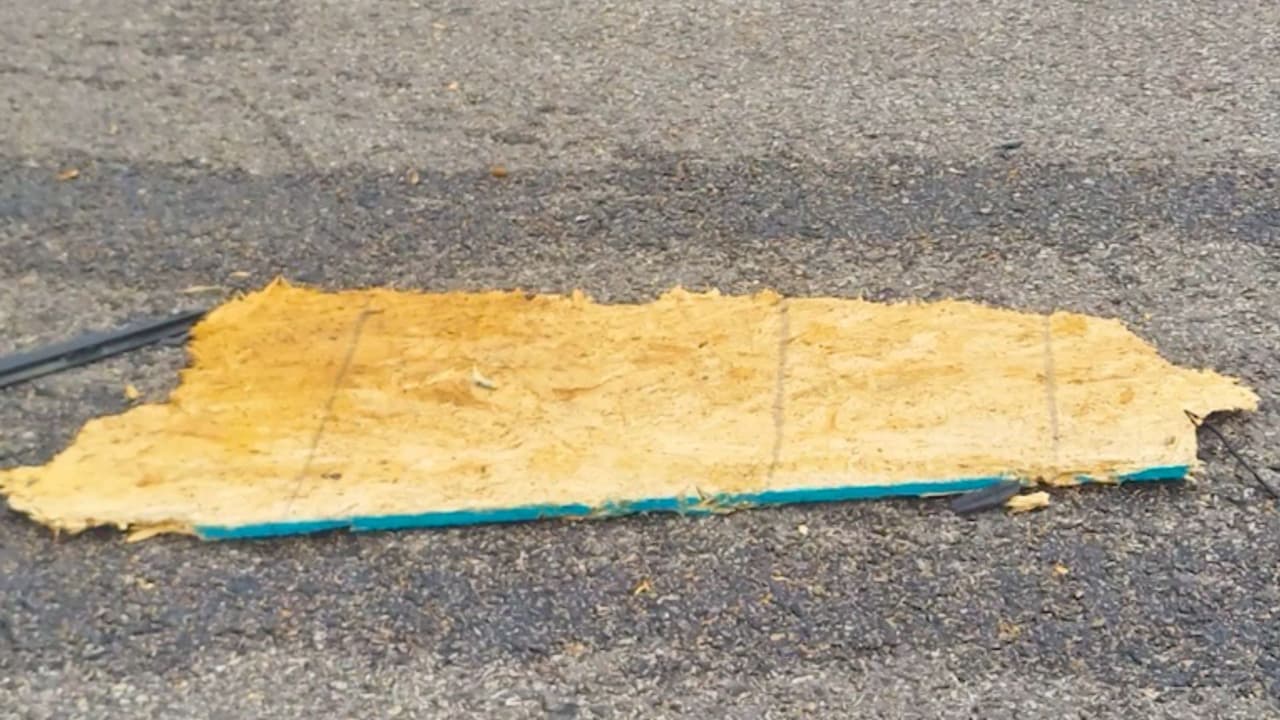 <b>El impacto detuvo su vehículo y lo dejó atrapado en la autopista</b>, donde los autos circulan a alta velocidad. Gabriela logró ponerse a salvo y llamar al 911. “
<b>Me sentí aterrorizada</b>. Me indicaron que, si estaba en la orilla, debía contactar a una grúa”, explicó. La grúa llevó su auto a casa, pero
<b>el verdadero impacto llegó cuando el mecánico le reveló que la reparación del parachoques costaría $8,000</b>.