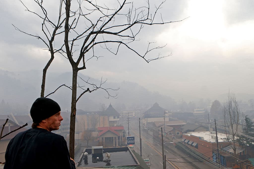 Más de 14,000 personas han sido evacuadas del área afectada por el voraz incendio forestal que comenzó el lunes y que las autoridades han asegurado fue provocado.