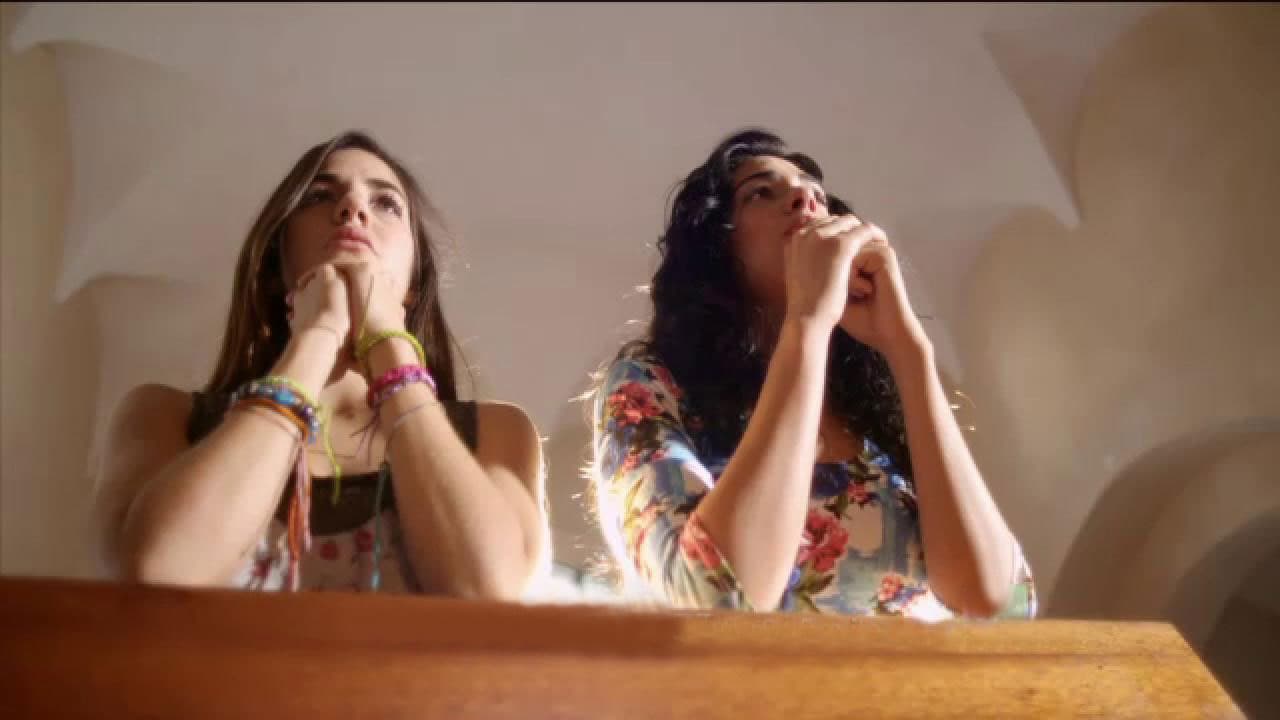 Viajan a este país porque Vittorio, un amigo de su padre, le propone matrimonio a Fiorella.