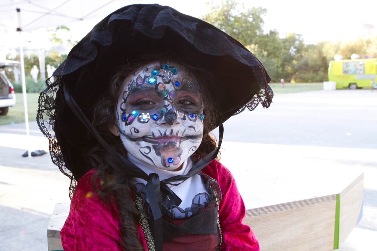Altares, música, piñatas, papel picado, exhibición de autos antiguos, calaveras, pan de muerto y caritas y manitas pintadas hicieron parte del evento del 'Día de los Muertos' organizado en el Centro Cultural Mexico-Americano de Austin.