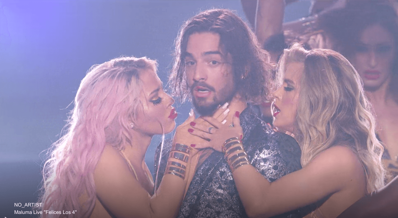 Y aunque el beso fue comparado por muchos en redes sociales con el que Madonna se dio con Britney Spears y Christina Aguilera en 2003 -también en la premiación de MTV-, lo cierto es que la acción tomó por sorpresa a Maluma, quien no pudo disimular su gesto de asombro.
<br>