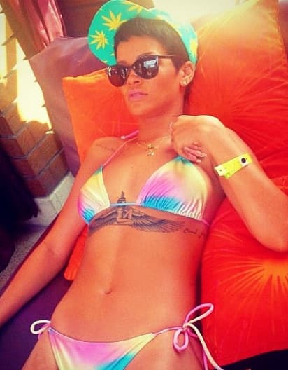 Lo mejor de todo es que está solterita y sin compromisos.