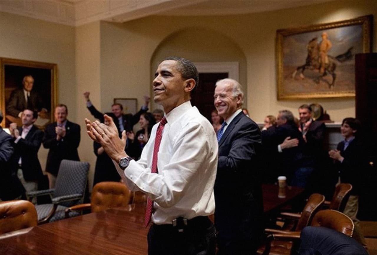 <b>Aprobado Obamacare</b>. “El día que Obamacare pasó. Desde entonces, veinte millones de estadounidenses que no tenían seguro de salud ahora lo tienen. Me pregunto que pasará si se deroga esta ley. Es triste”, escribió Pete Souza en su en Instagram.
<br>