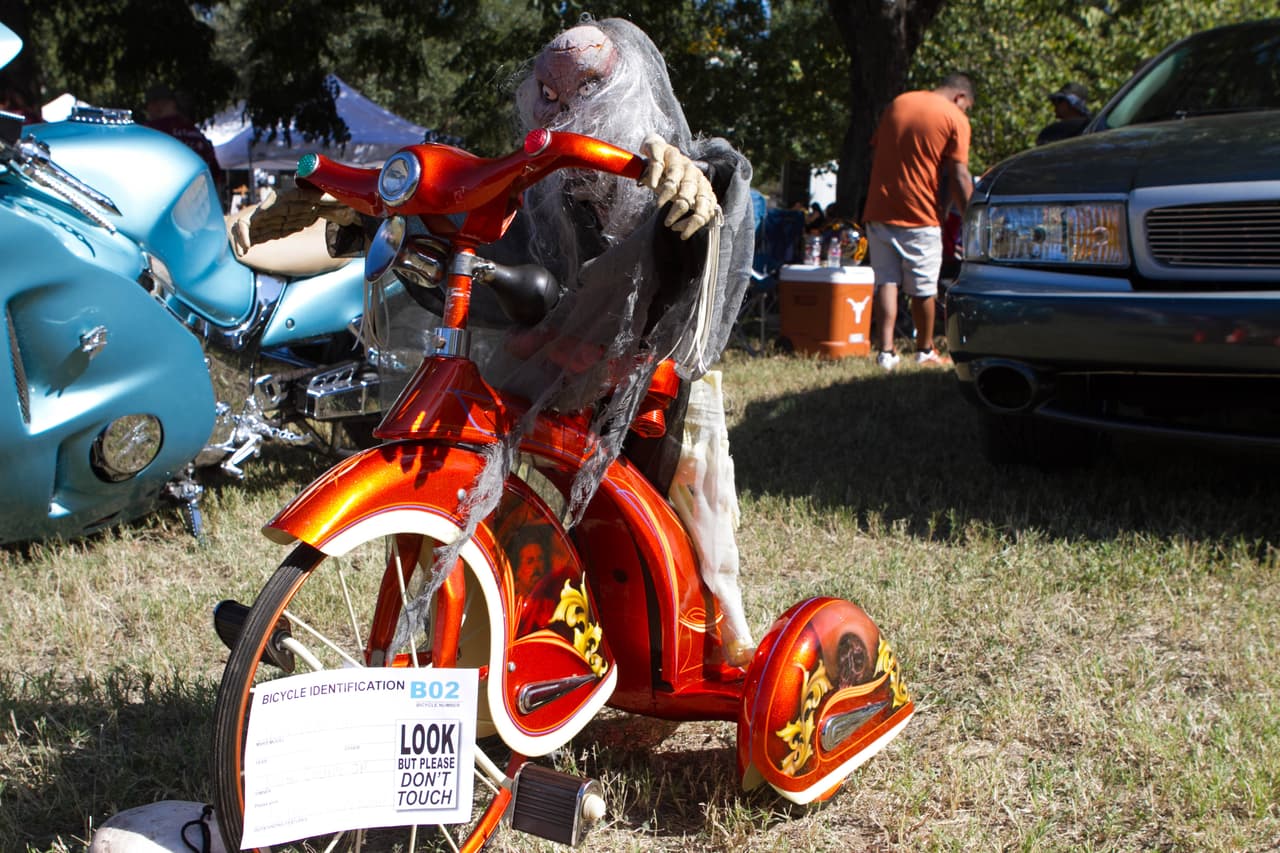 Altares, música, piñatas, papel picado, exhibición de autos antiguos, calaveras, pan de muerto y caritas y manitas pintadas hicieron parte del evento del 'Día de los Muertos' organizado en el Centro Cultural Mexico-Americano de Austin.