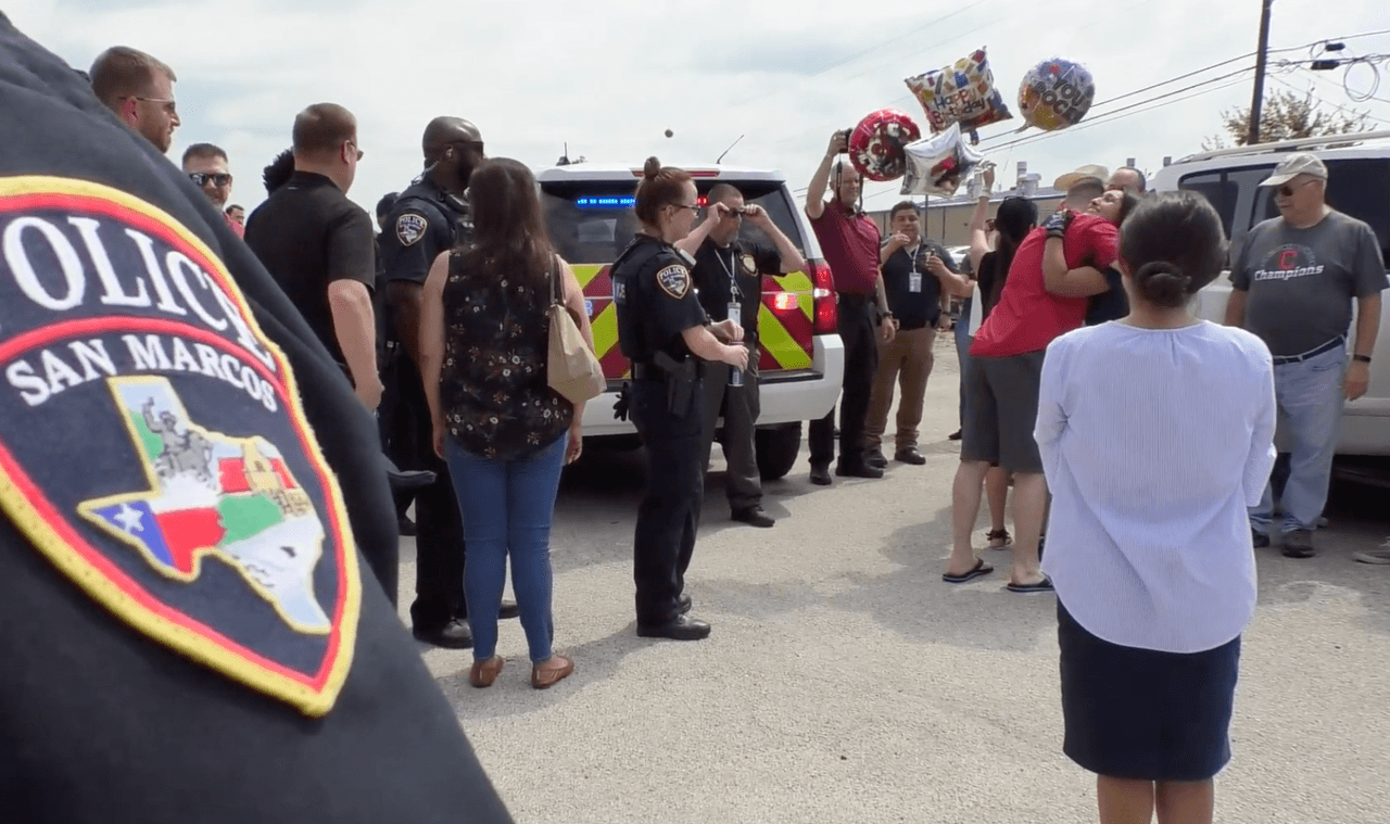 Más de 200 miembros de la comunidad se reunieron en el Departamento de Policía de San Marcos para darle una cálida bienvenida a Cormier.