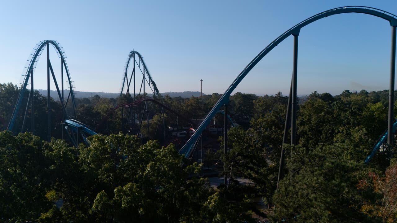 Six Flags cierra 9 montañas rusas tras la muerte de un hombre en Georgia