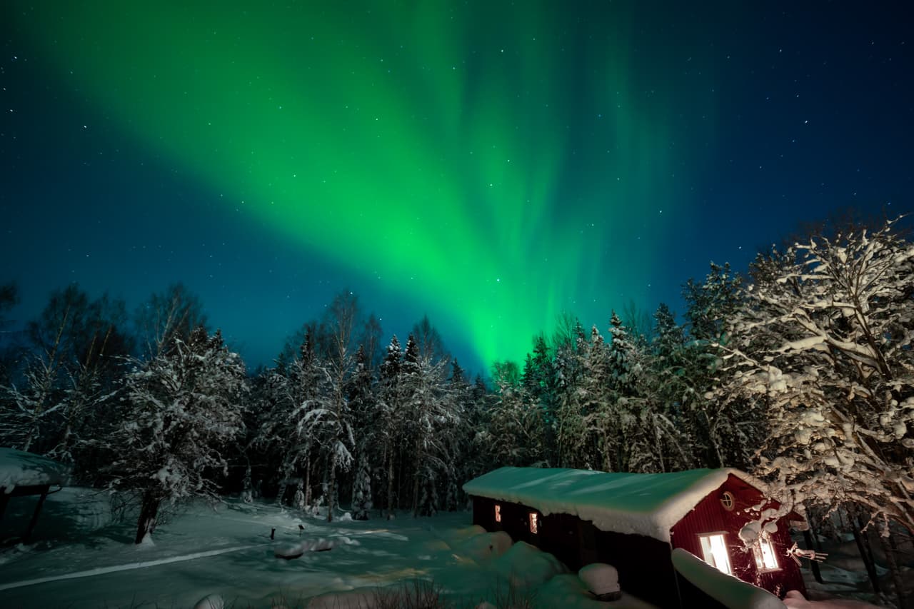 <b>Marzo. Las auroras del círculo polar ártico</b>.
<br>
<br>Estas pinceladas coloridas en el cielo nocturno han sido temidas y veneradas a lo largo de la historia. Aunque ahora sabemos que son partículas expulsadas por el sol que el campo magnético de la tierra dirige hacia los polos, el espectáculo no deja de ser impresionante.
<br>
<br>Para verlos debes viajar hasta el círculo polar ártico, lejos de la contaminación lumínica. En una noche despejada y oscura hay que esperar con paciencia la llegada de los vientos solares.
<br>