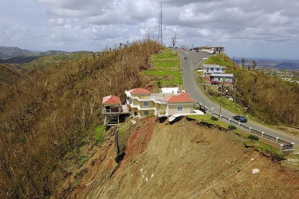 Esta vivienda en Corozal permanece precariamente al borde de una zona afectada por el deslizamiento que ocasionaron las lluvias.