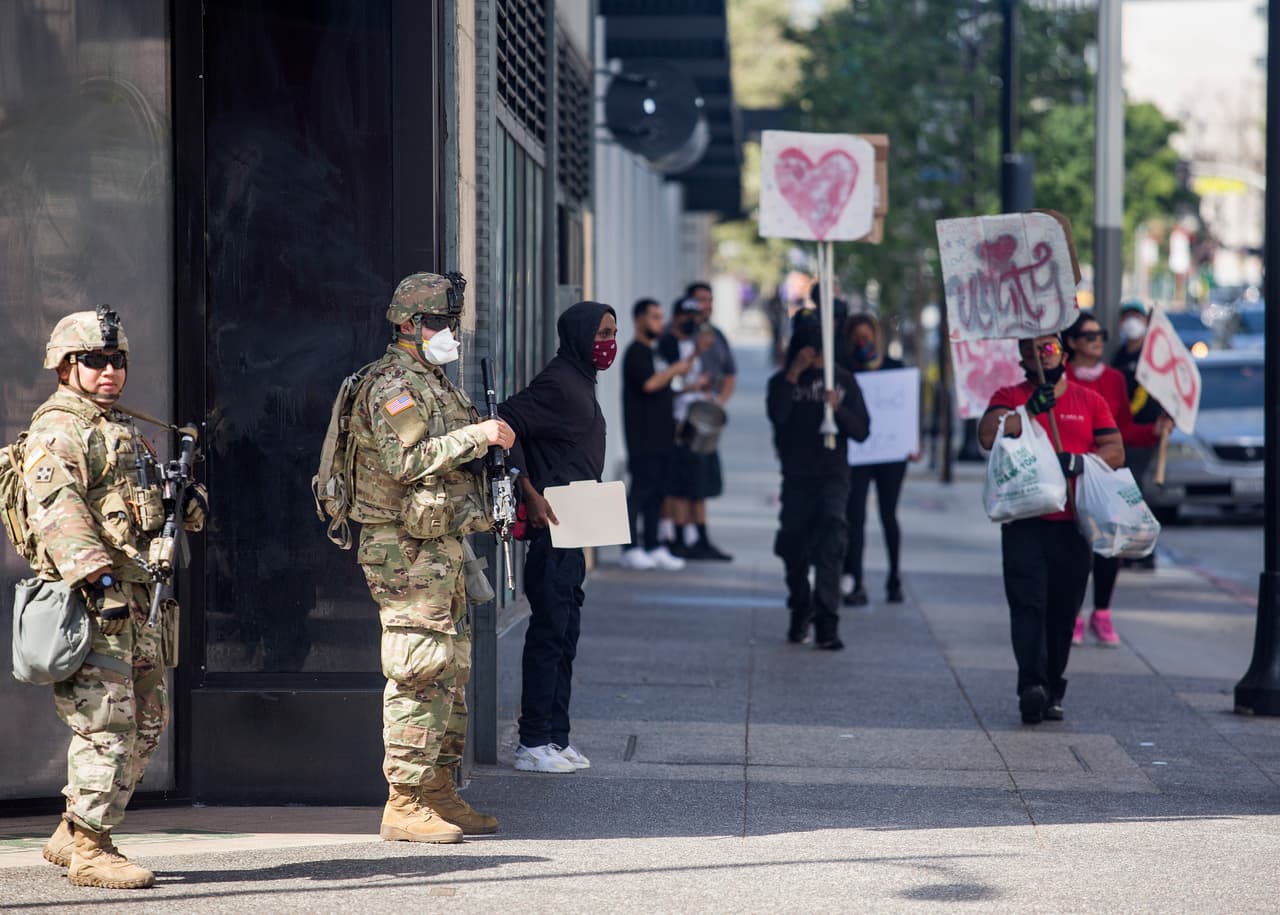 Las tropas de la Guardia Nacional no interfirieron con los manifestantes en el centro de la ciudad. Se limitaron a la custodia de los edificios de la zona de Pershing Square.
<br>