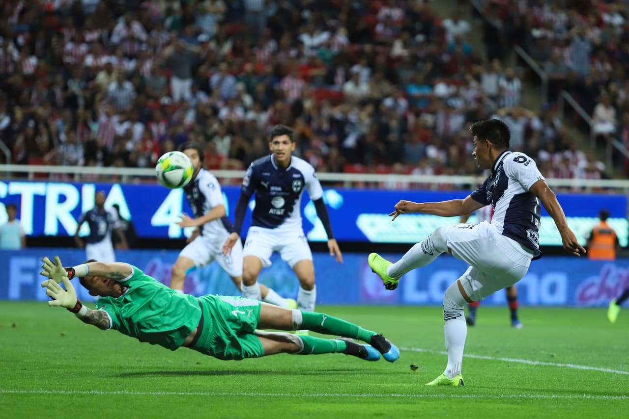 En tres ocasiones de forma espectacular salvó Raúl Gudiño a las Chivas en mano a mano con los delanteros de Monterrey al minuto 33.