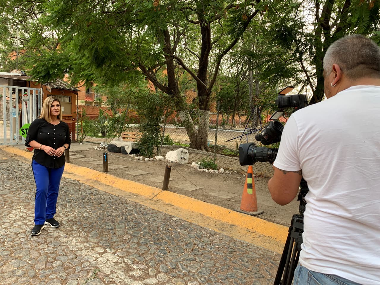 <b>"Las hijas de Juárez: una historia verdadera de asesinato en serie al sur de la frontera"</b> es uno de los libros más vendidos en los Estados Unidos y una lectura obligada en muchas de las instituciones educativas de todo el país por su investigación sobre los feminicidios en Juárez, México.
<br>