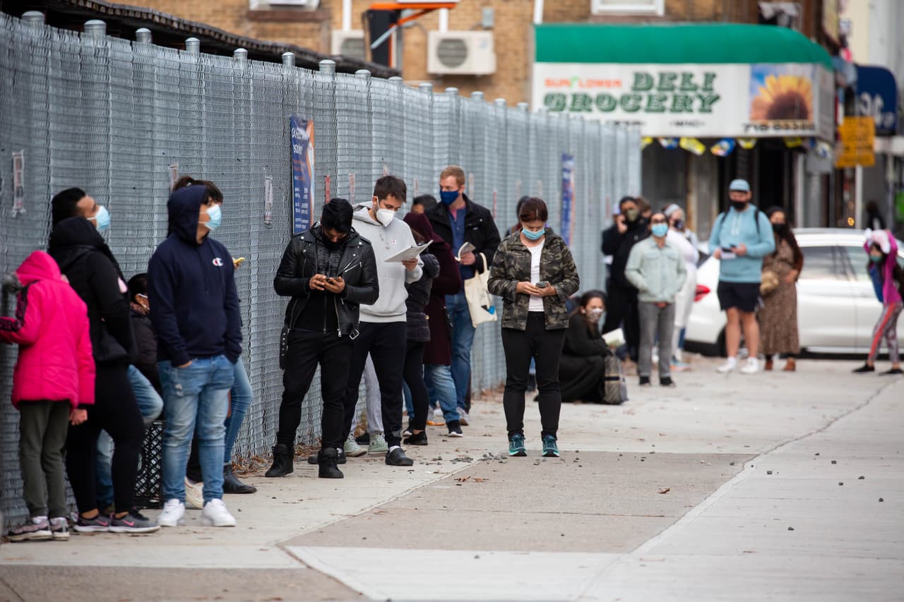 Las quejas por las largas filas y un tiempo de espera de horas tampoco se han hecho esperar. Esta foto fue tomada en Brooklyn.