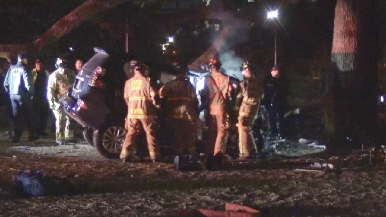Mueren una mujer y un hombre tras chocar su vehículo contra un árbol en un parque de Houston