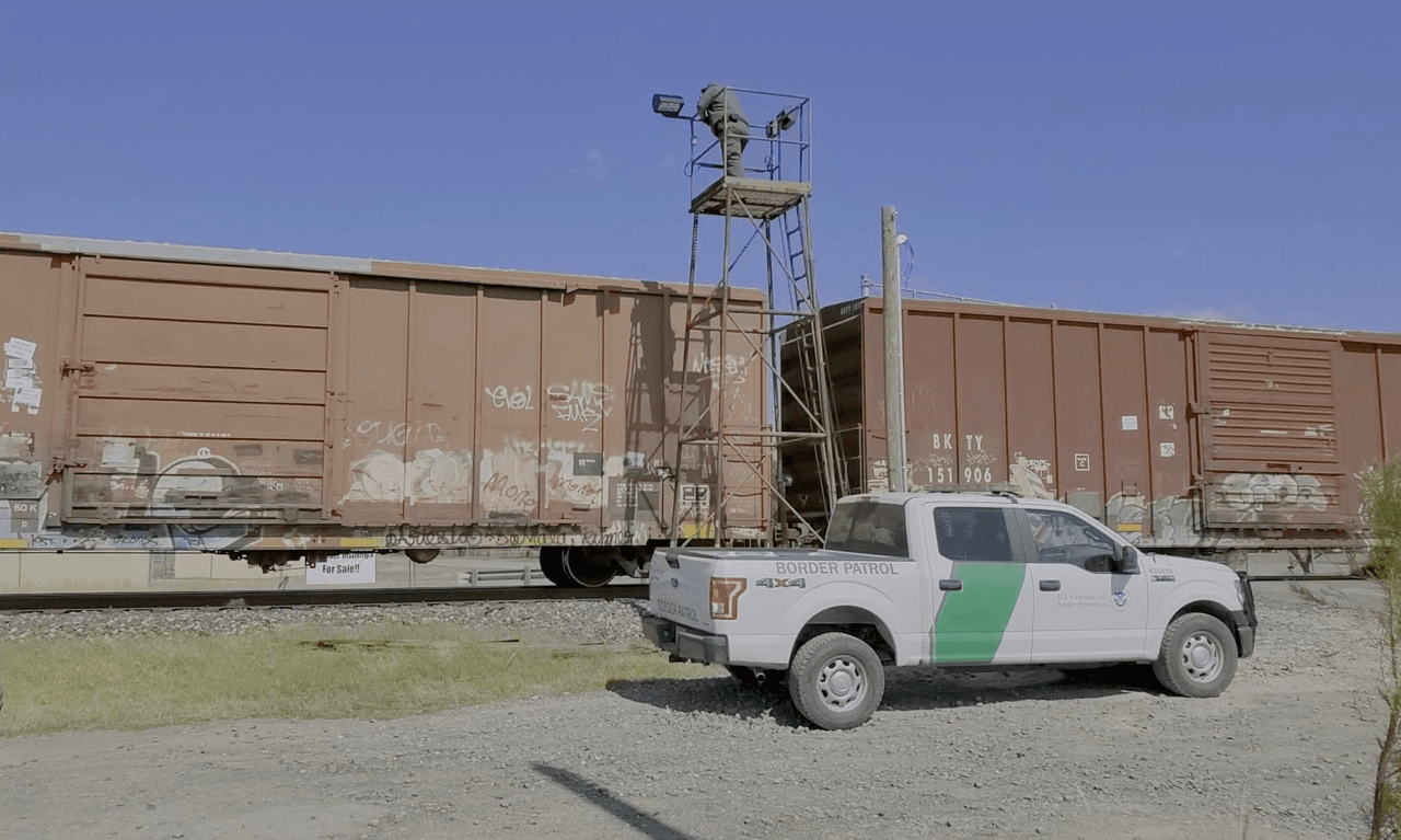 Migrantes de México, Nicaragua y Honduras son rescatados tras ser encerrados en un vagón de carga en Texas