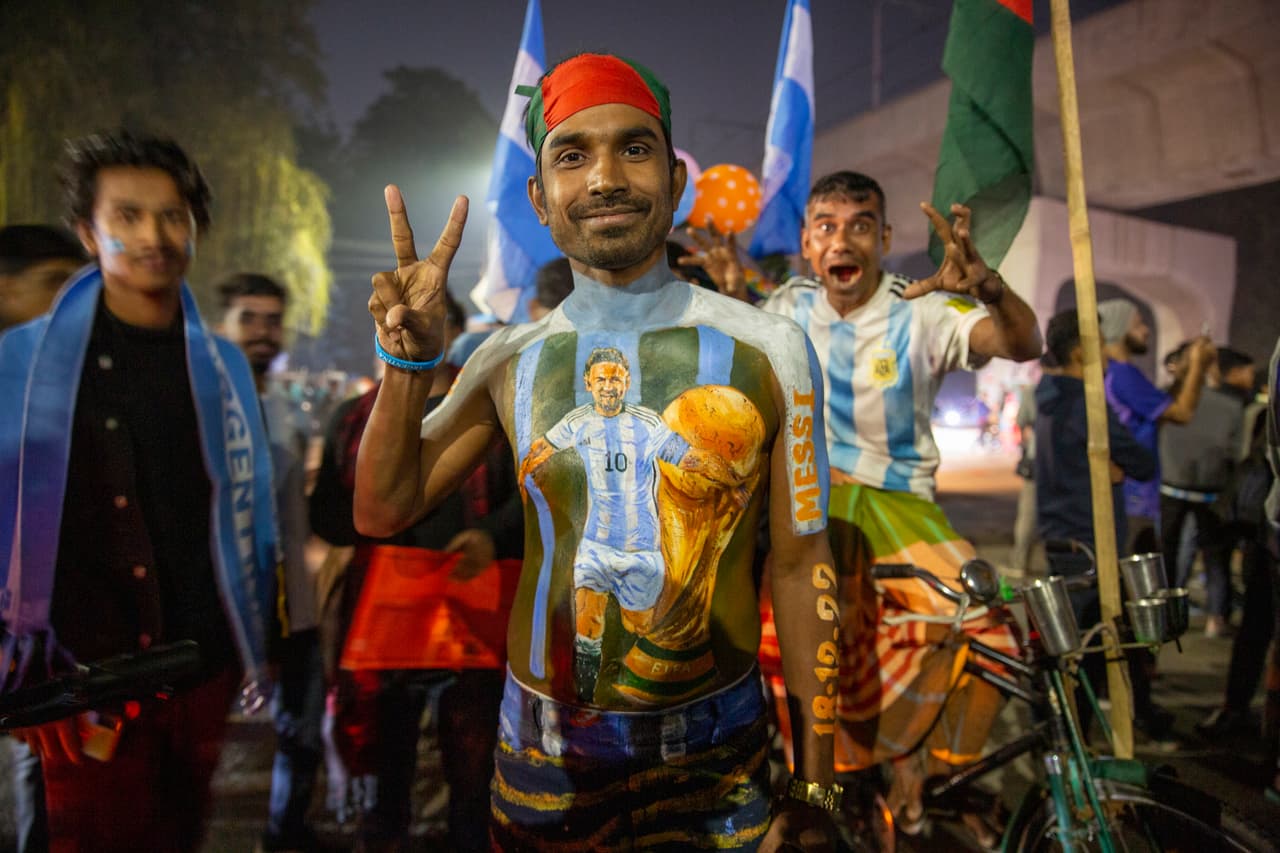 Un aficionado al fútbol en Dhaka, Bangladesh, se une a las celebraciones por la victoria de Argentina en la final de la copa del mundo de este domingo 18 de diciembre.