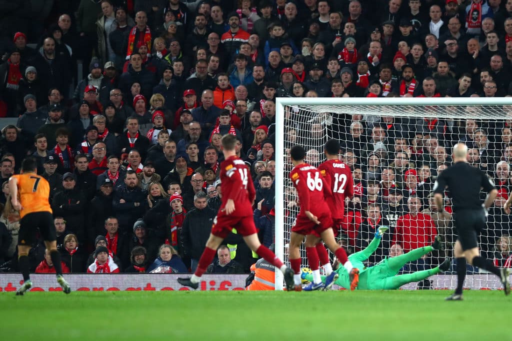 Adam Lallana asistió a Sadio Mané para el triunfo del Liverpool 1-0 sobre el Wolverhampton, a quien el VAR le anuló un gol por fuera de lugar.