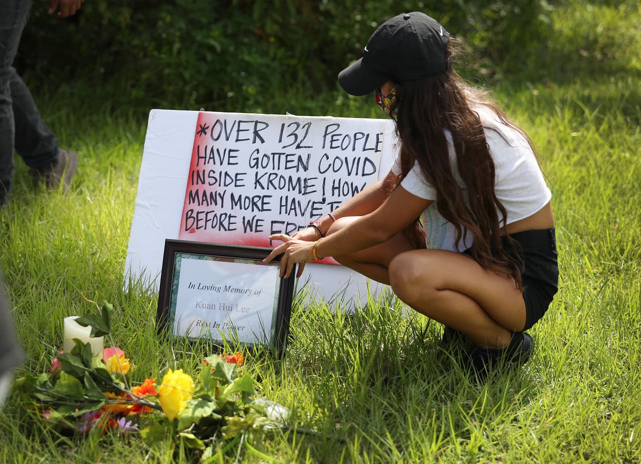 Camila Rojas construyó un monumento en memoria del fallecido y llevaba un letrero en el que decía que más de 132 personas han adquirido el coronavirus en Krome.