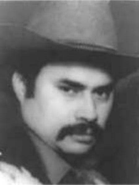 El FBI busca a
<b>Plácido Molina</b> por un crimen cometido el 21 de julio de 1988, cuando supuestamente entró en un bar del este de Los Ángeles y le disparó a un hombre dos veces en la cabeza, matándolo instantáneamente.