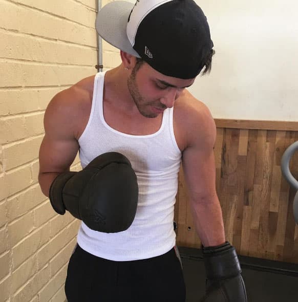 Últimamente ha tomado muchas clases de box.