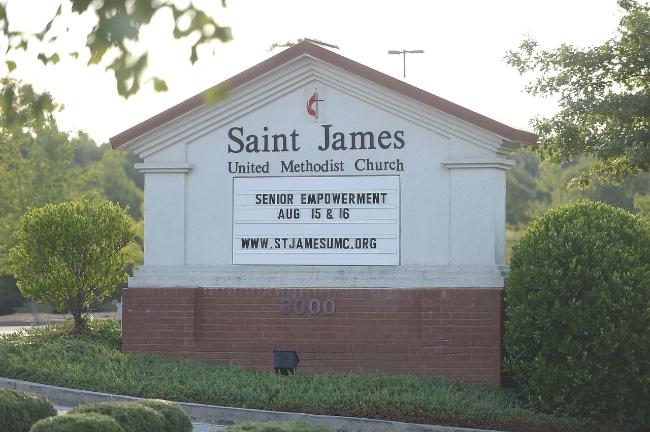 Los servicios se realizaron en St. James United Methodist Church en Alpharetta, Georgia. Pat Houston fue la encargada de coordinar la lista de invitados.