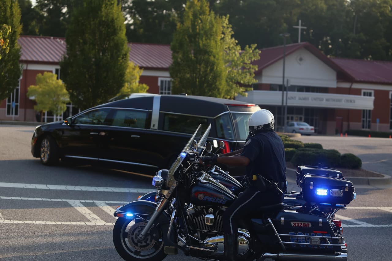 Un equipo de seguridad escoltó en todo momento a la carroza durante su llegada.