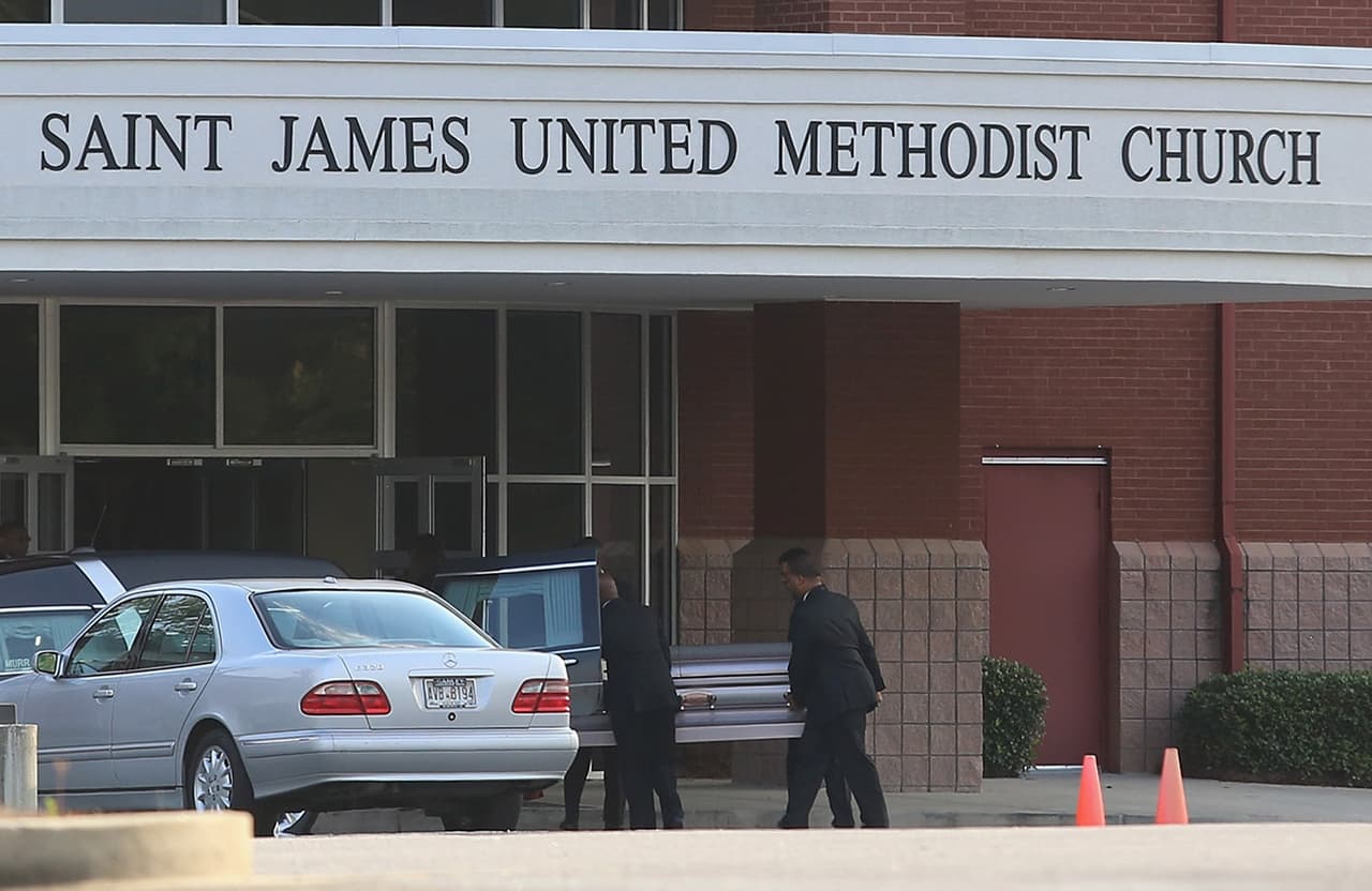 El féretro de Bobbi fue trasladado a la funeraria desde muy temprano.