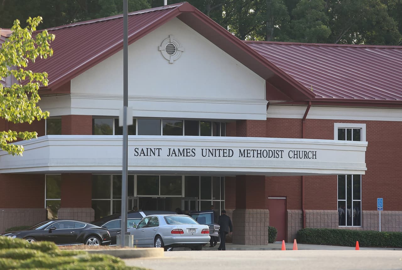 Las tensiones familiares fueron constantes durante la ceremonia, una de las razones es la herencia de $20 millones de dólares que dejó la joven.