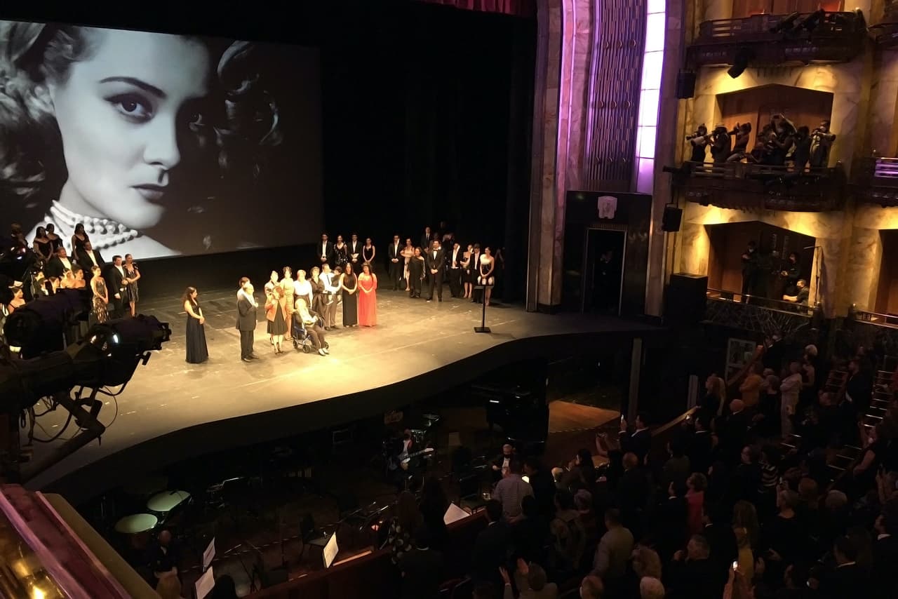 "Yo le mandé un WhatsApp (a Alejandra) explicándole todo lo que iba a pasar en el homenaje, dentro de ese WhatsApp le puse que se iba a hacer el popurrí y que estaría muy bonito que ella participara en ese momento en la obra cantándole a su madre una canción y
<b>no quiso</b>", explicó la actriz en la entrevista radiofónica.
<br>