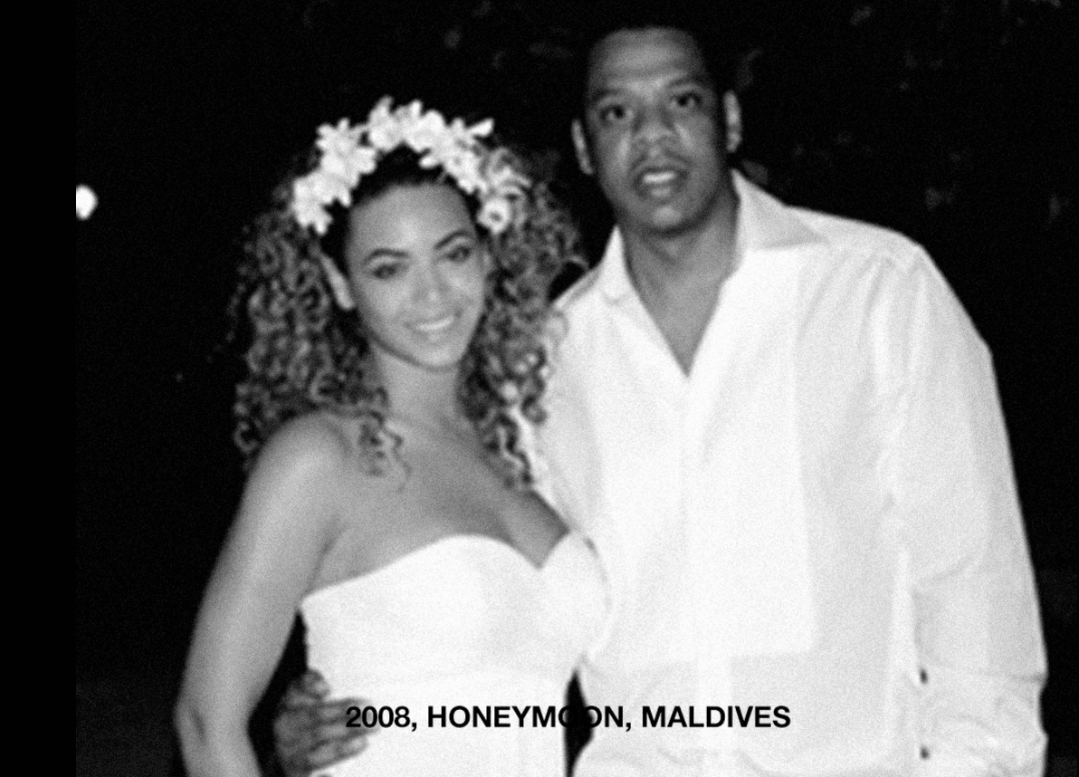 Beyoncé publicó la sesión de fotos de su embarazo e imágenes de su relación con Jay Z en un álbum titulado "Tres corazones", haciendo referencia a los gemelos que dará a luz.